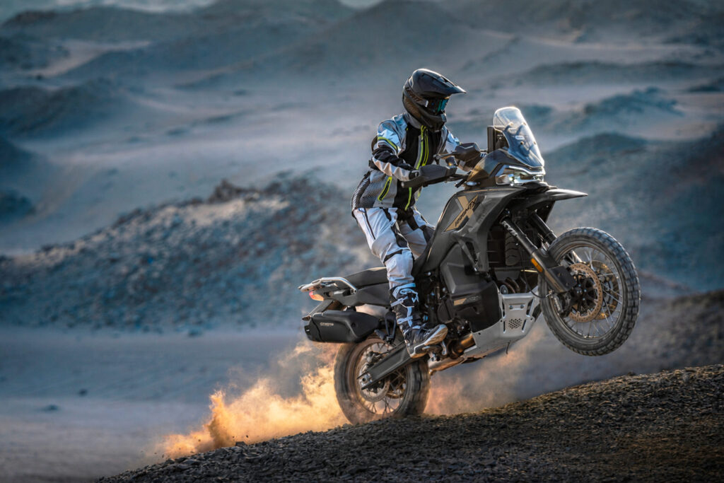 CFMOTO-1000MTX-Nebula-Black-Action-Photo