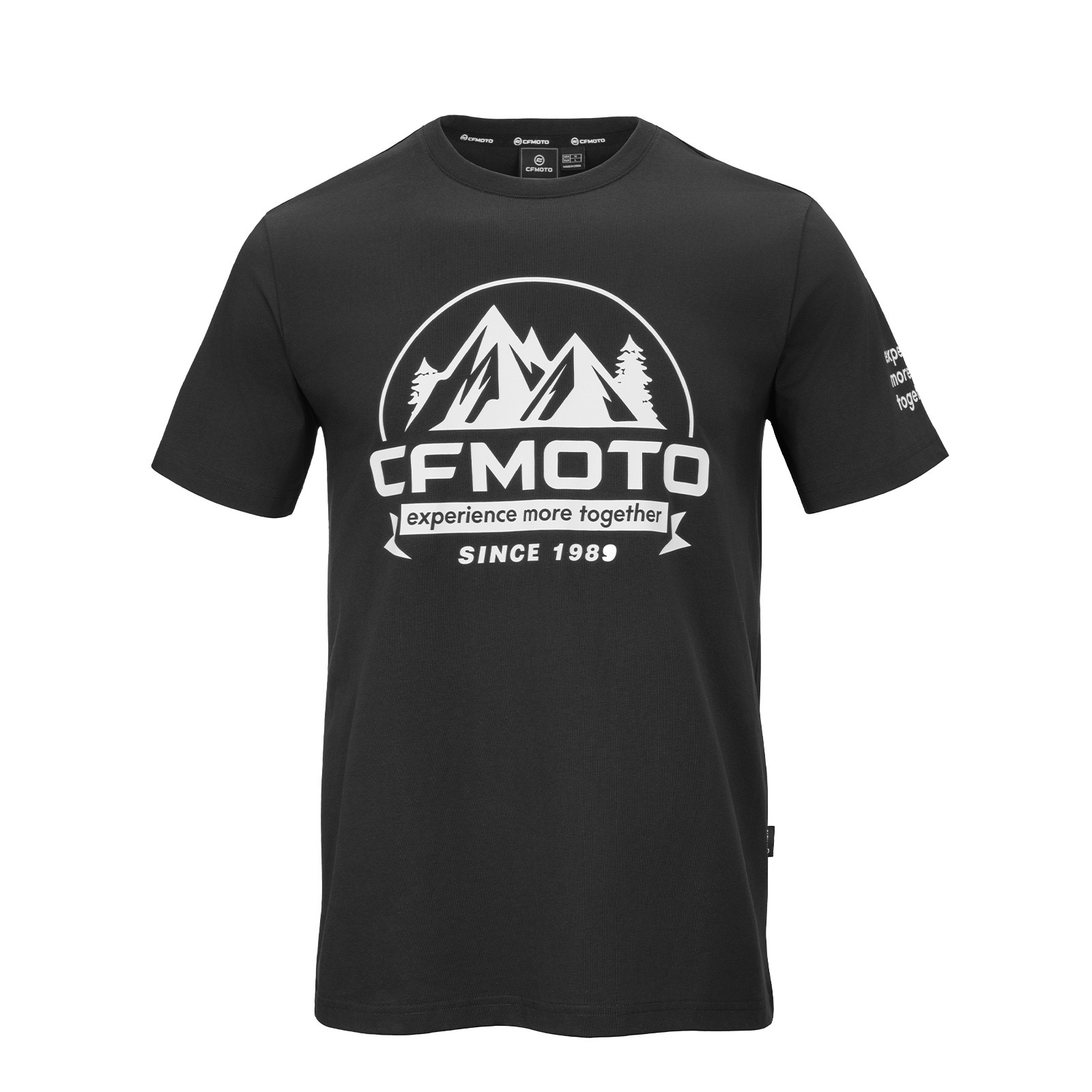 Mouwdetail van het CFMOTO T-shirt zwart met slogan