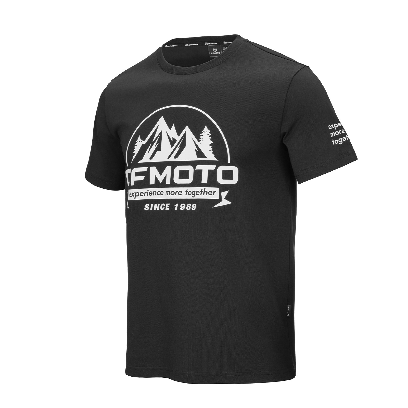 CFMOTO T-shirt zwart met wit bergembleem op de borst